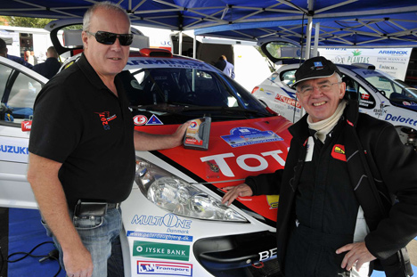 Den tidligere syvdobbelte danmarksmester Karl-Åge Jensen (til højre), her sammen med teamchef Jens-Ole Kristiansen, kan tillade sig at køre lidt taktisk i weekendens DM-rally.